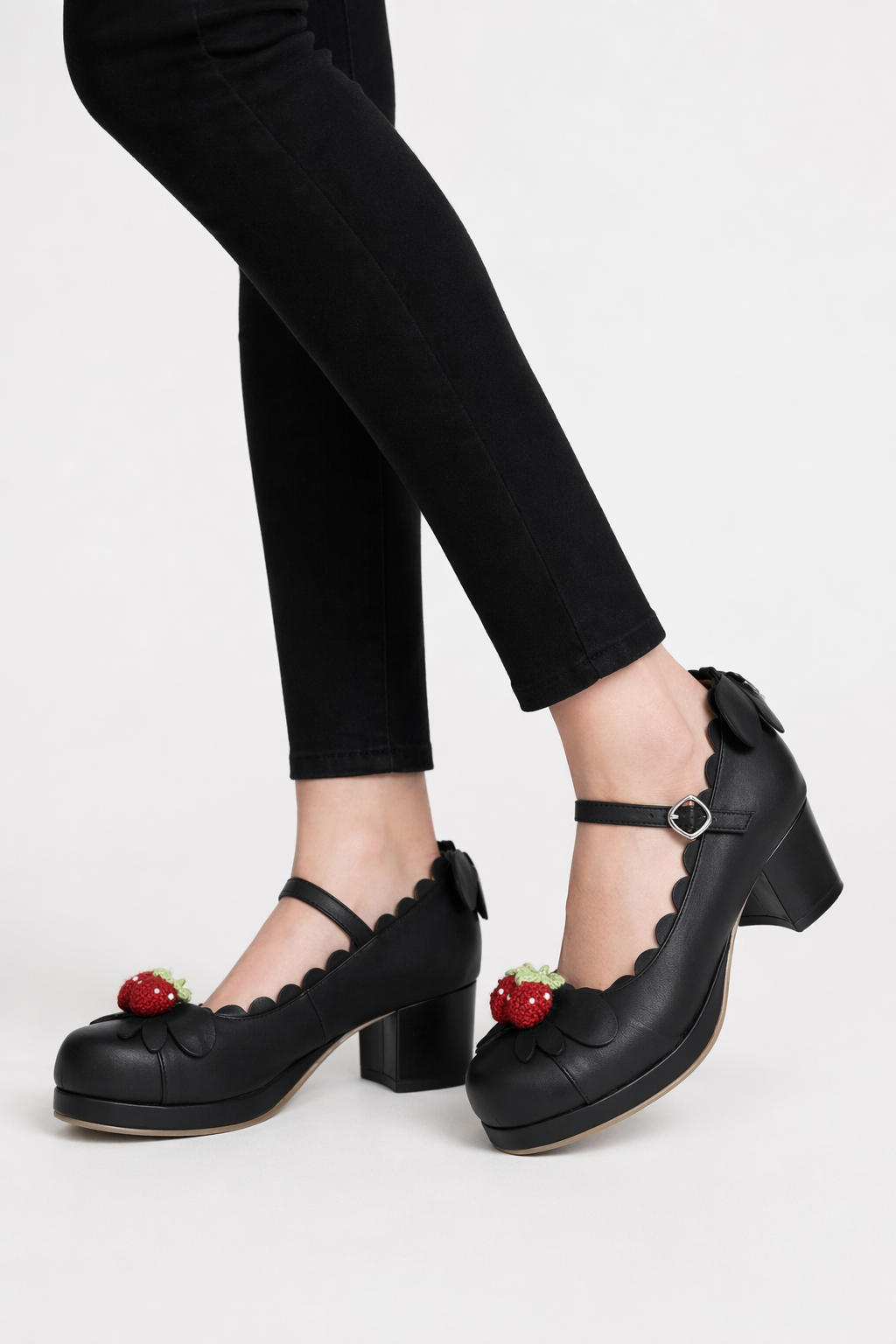 Sweet Lolita Fashion Shoes with Scalloped Trim and Heart Buckles Black